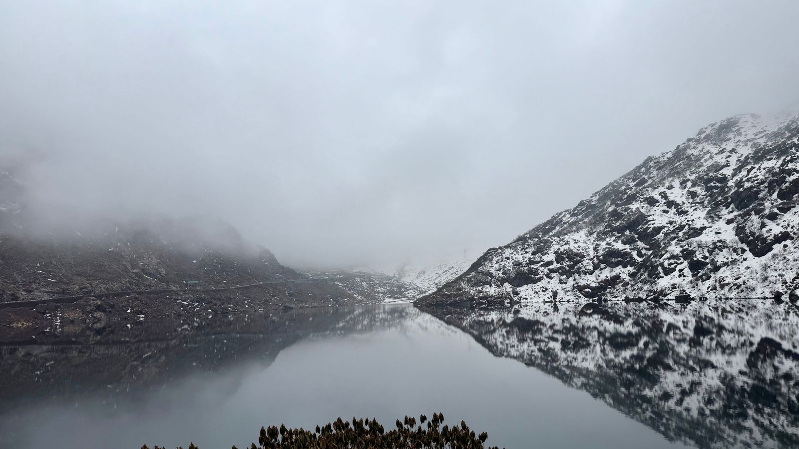 Tsomgo Lake by road