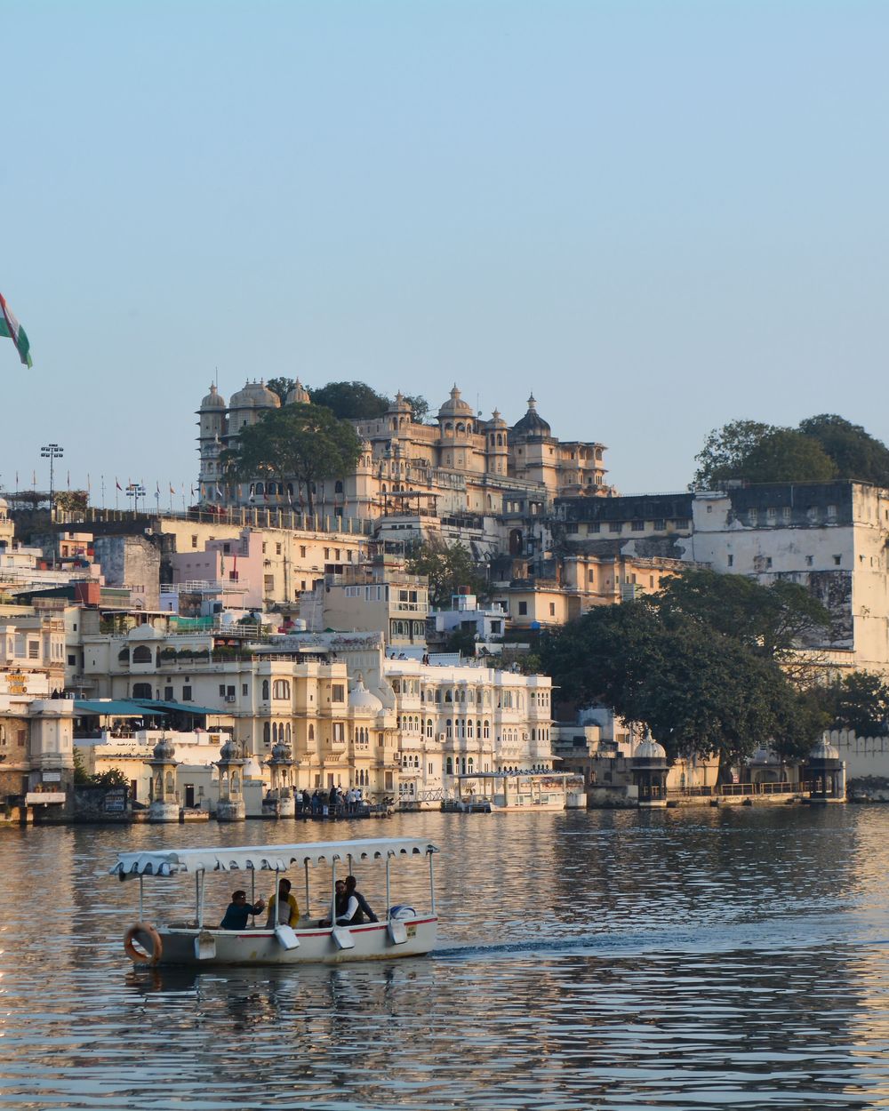 Car rental with driver in Udaipur
