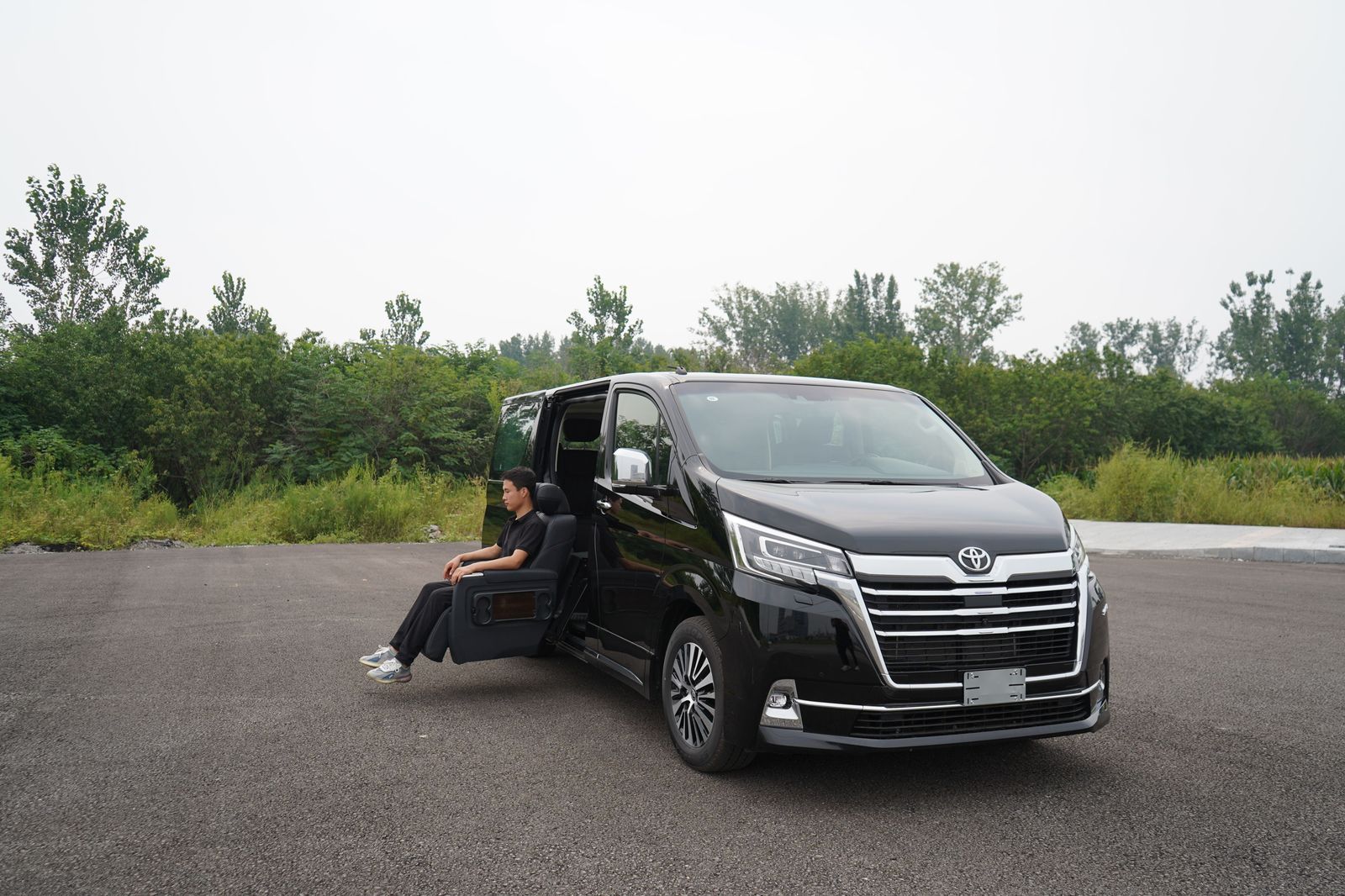 Luxury MPV - Toyota Vellfire, Kia Carnival Limousine